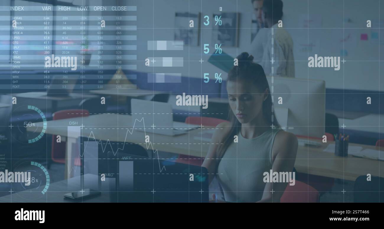 Image du traitement des données financières sur divers collègues discutant de leur travail au bureau Banque D'Images