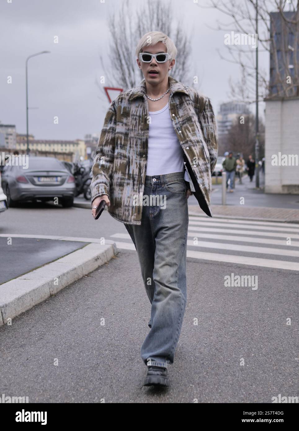 Tenue de style de rue invité blogueur de mode avant le défilé de mode Prada, pendant les collections homme Milano Fashion week 2025 Banque D'Images
