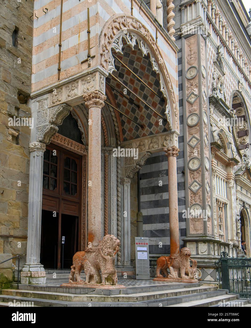 Bergame, Italie. Basilique de Santa Maria Maggiore , la chapelle Colleoni et le Duomo de Citta Alta. Architecture historique de la cathédrale de la vieille ville. Banque D'Images