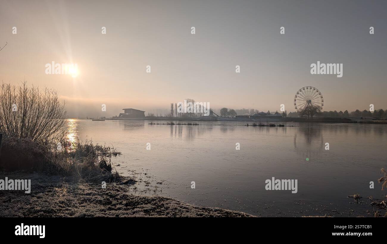 Matin d'hiver brumeux au lac Willen, Milton Keynes, Royaume-Uni - Image de stock capturée avec un smartphone