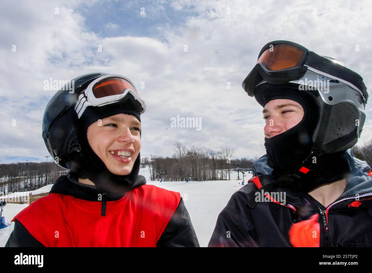 portraits de jumeaux en tenue de ski Banque D'Images