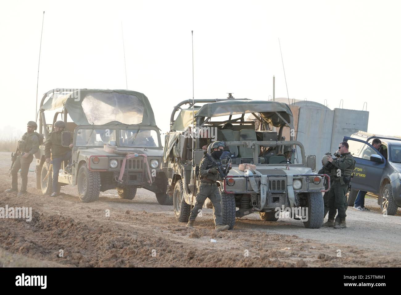 Le premier jour du cessez-le-feu entre Israël et le Hamas, qui contrôle la bande de Gaza. Soldats israéliens se retirant de la zone à la frontière de l'AG Banque D'Images