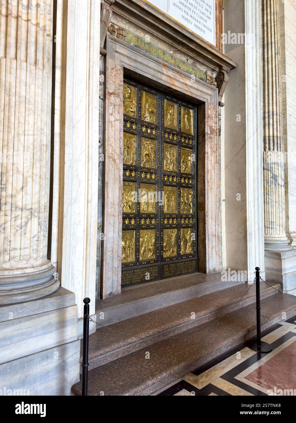 La porte Sainte ou Porta Santa de la Basilique Saint-Pierre dans la Cité du Vatican à Rome, Italie. Seulement ouvert par le Pape tous les 25 ans pendant un Jubilé Ye Banque D'Images