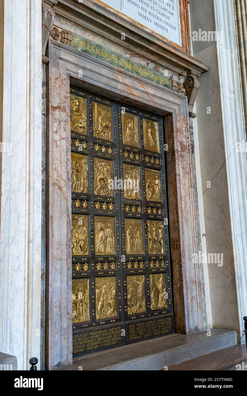 La porte Sainte ou Porta Santa de la Basilique Saint-Pierre dans la Cité du Vatican à Rome, Italie. Seulement ouvert par le Pape tous les 25 ans pendant un Jubilé Ye Banque D'Images