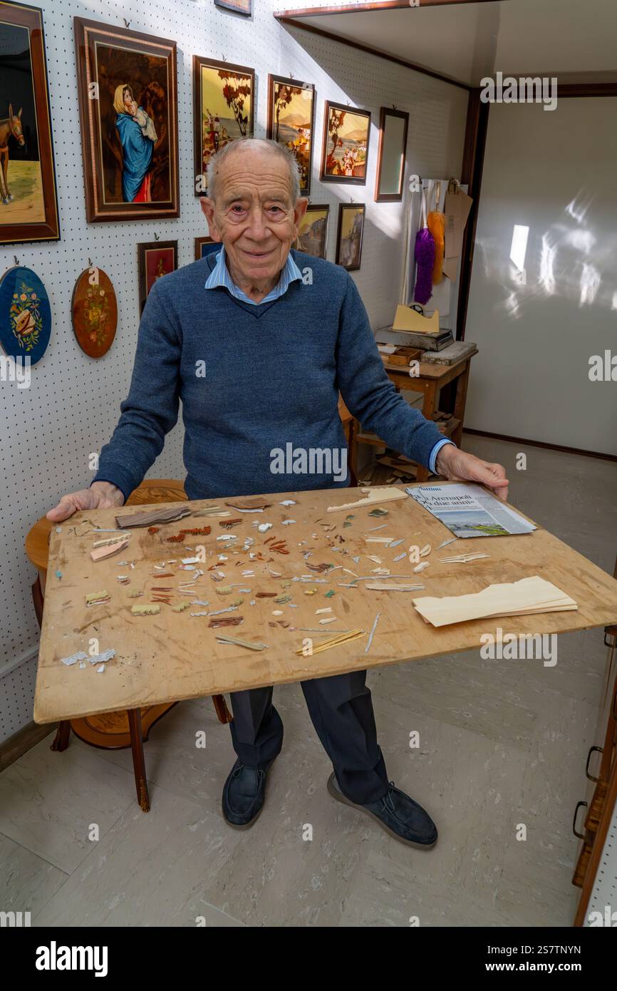 Pasquale Stinga montrant les minuscules pièces utilisées pour faire de l'intarsia ou de l'art en bois incrusté à Sorrente, en Italie. Banque D'Images