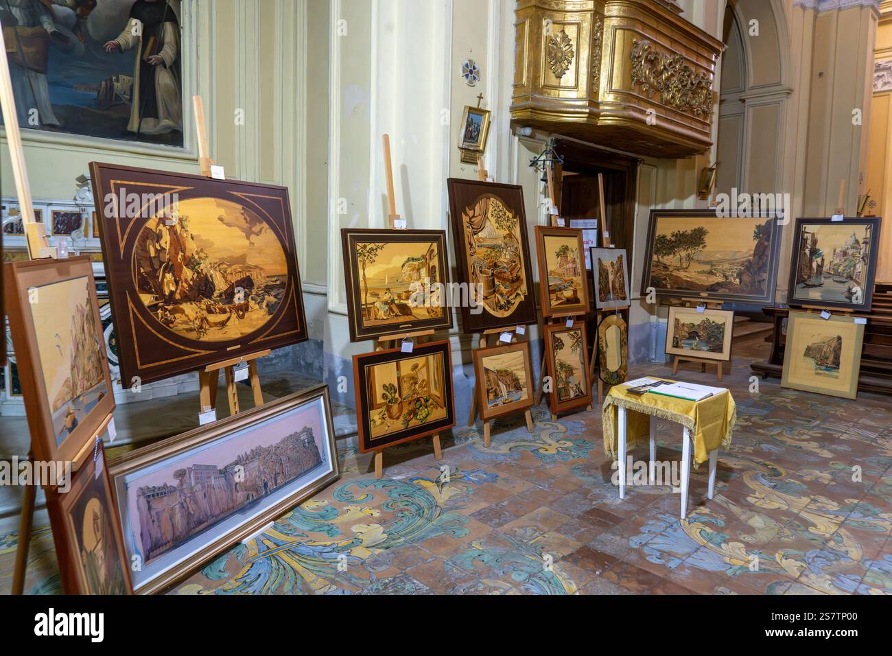 Intarsia ou une peinture d'art en bois incrusté artisanalement exposée dans l'église de San Paolo à Sorrento, en Italie. Banque D'Images