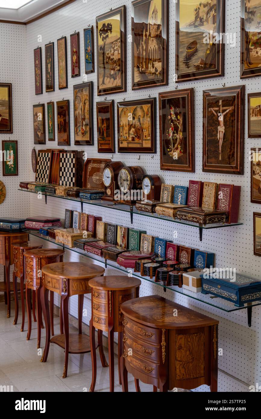 Art en bois incrusté artisanal ou pièces et meubles intarsia dans la boutique A. Stinga à Sorrente, Italie. Banque D'Images