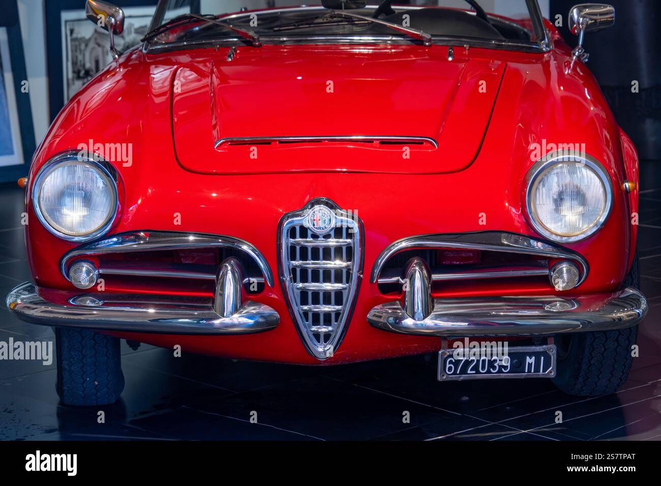 Détail d'une Alfa Romeo Giulia Spyder des années 1960 dans un studio à Sorrente, Italie. Cette voiture a été produite de 1962 à 1965. Banque D'Images
