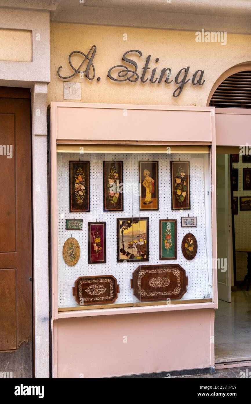 Entrée à la boutique A. Stinga qui produit et vend de l'intarsia ou de l'art en bois incrusté artisanal à Sorrente, en Italie. Banque D'Images