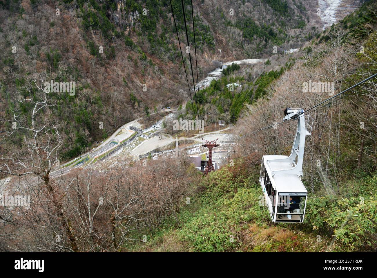 Vues depuis le téléphérique de Shinatoka dans les Alpes japonaises, préfecture de Gifu, Japon. Banque D'Images