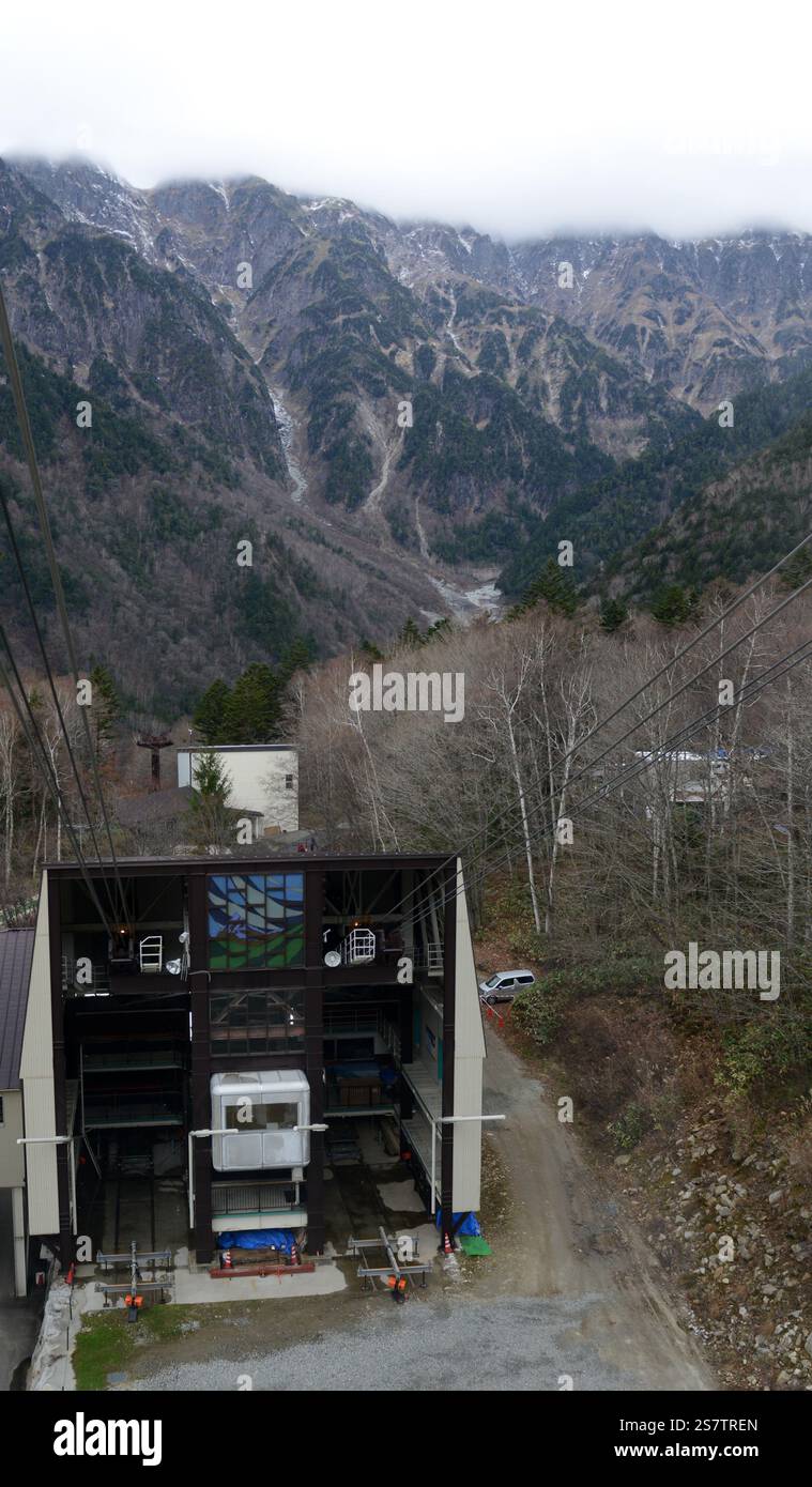 Vues depuis le téléphérique de Shinatoka dans les Alpes japonaises, préfecture de Gifu, Japon. Banque D'Images