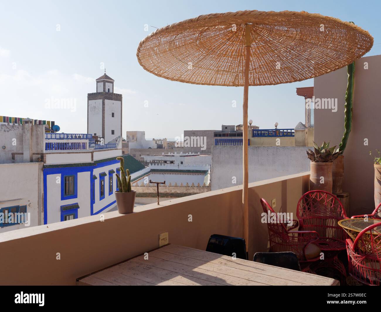 Vue depuis le balcon de la terrasse au sommet du restaurant Mega Loft vers la tour d'une mosquée dans la ville d'Essaouira, Maroc. 19 janvier 2025 Banque D'Images