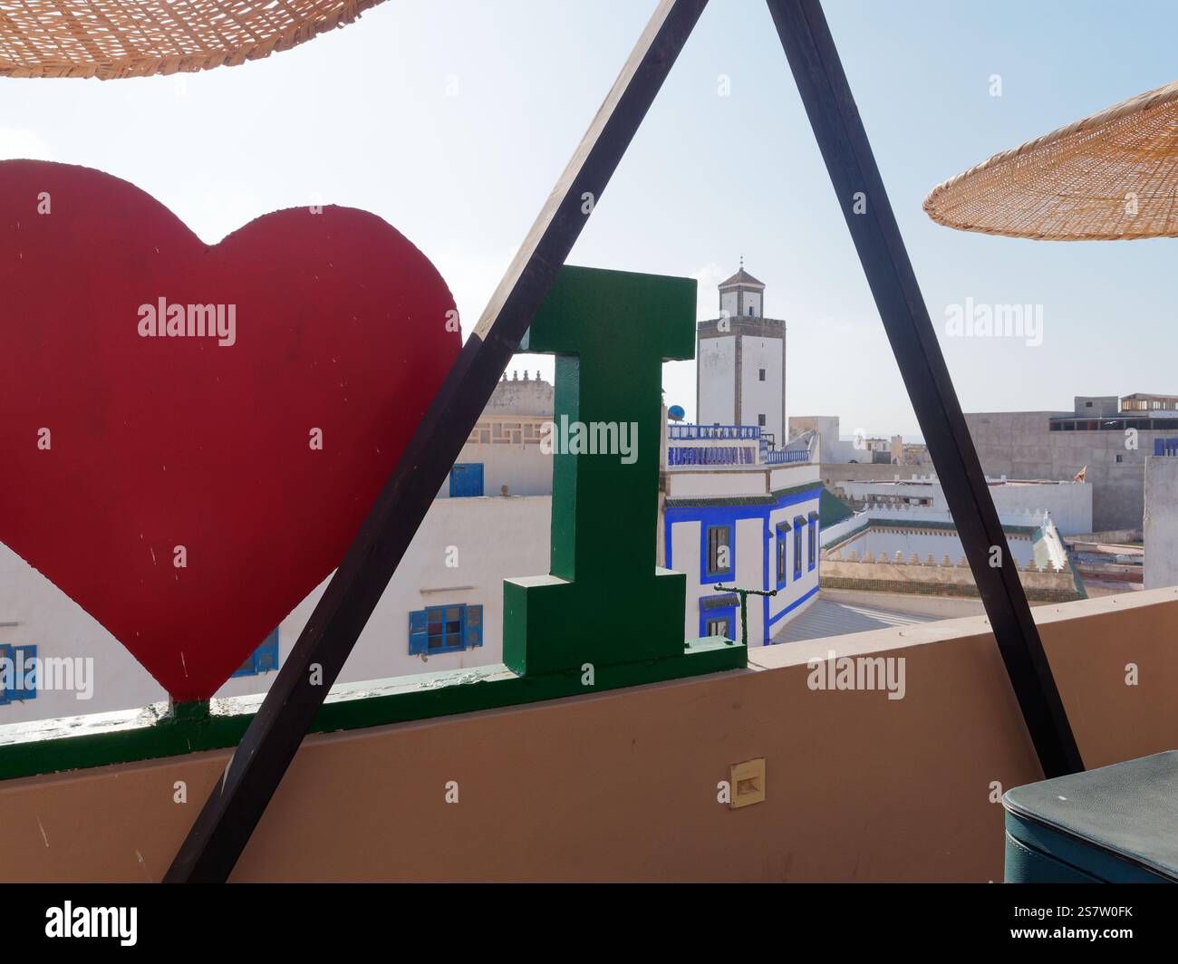 Vue depuis le balcon de la terrasse au sommet du restaurant Mega Loft vers la tour d'une mosquée dans la ville d'Essaouira, Maroc. 19 janvier 2025 Banque D'Images