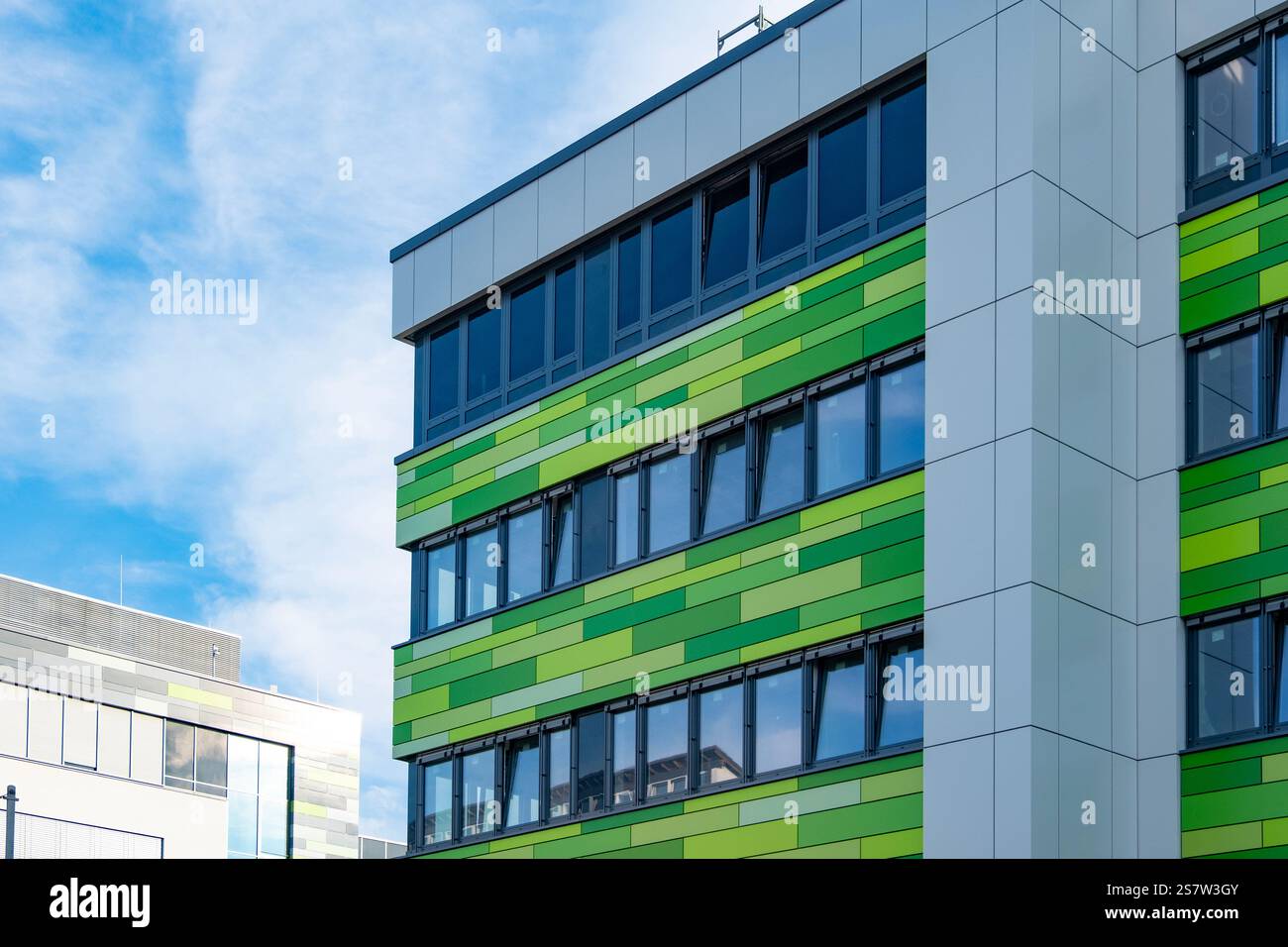 Siège social de BioNTech se avec drapeaux de la société, société allemande de biotechnologie, BioNTech Manufacturing, développement et production immunothérapeutique active Banque D'Images