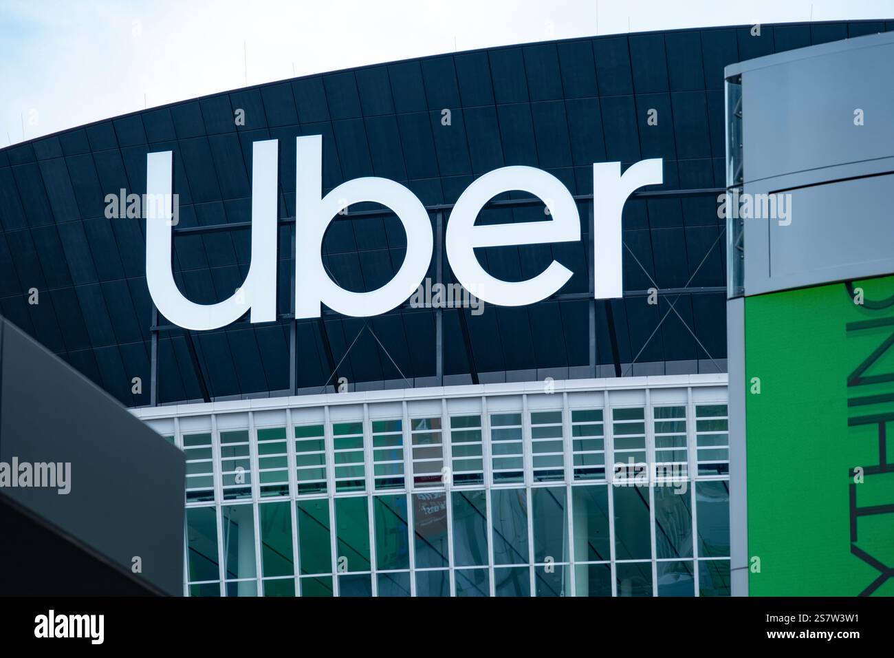 Logo publicitaire Uber sur la façade du bâtiment moderne, marque de feuilles géantes de covoiturage sur le paysage urbain, livraison de nourriture, marque Tech, Uber Eats Music Hall, Berl Banque D'Images