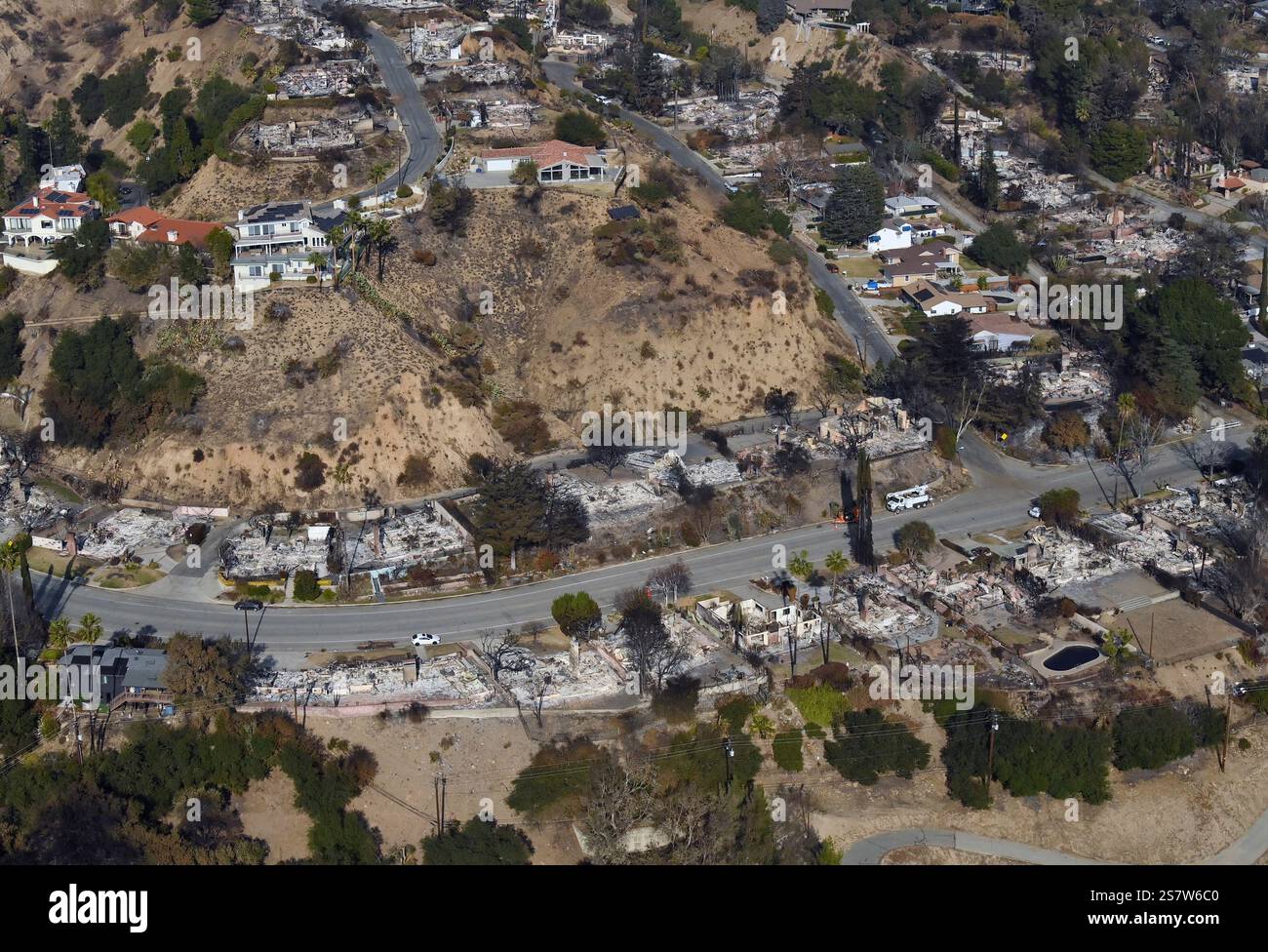 Los Angeles, États-Unis. 19 janvier 2025. Des maisons brûlées dans l'incendie d'Eaton à Altadena, en Californie, sont visibles dans cette vue aérienne près de maisons qui n'ont pas été touchées le dimanche 19 janvier 2025. Le gouverneur Gavin Newsom déploie des moyens supplémentaires de lutte contre les incendies, car deux incendies majeurs ne sont toujours pas endigués dans la région de Los Angeles avec des avertissements de drapeau rouge émis pour lundi. Photo de Jim Ruymen/UPI crédit : UPI/Alamy Live News Banque D'Images
