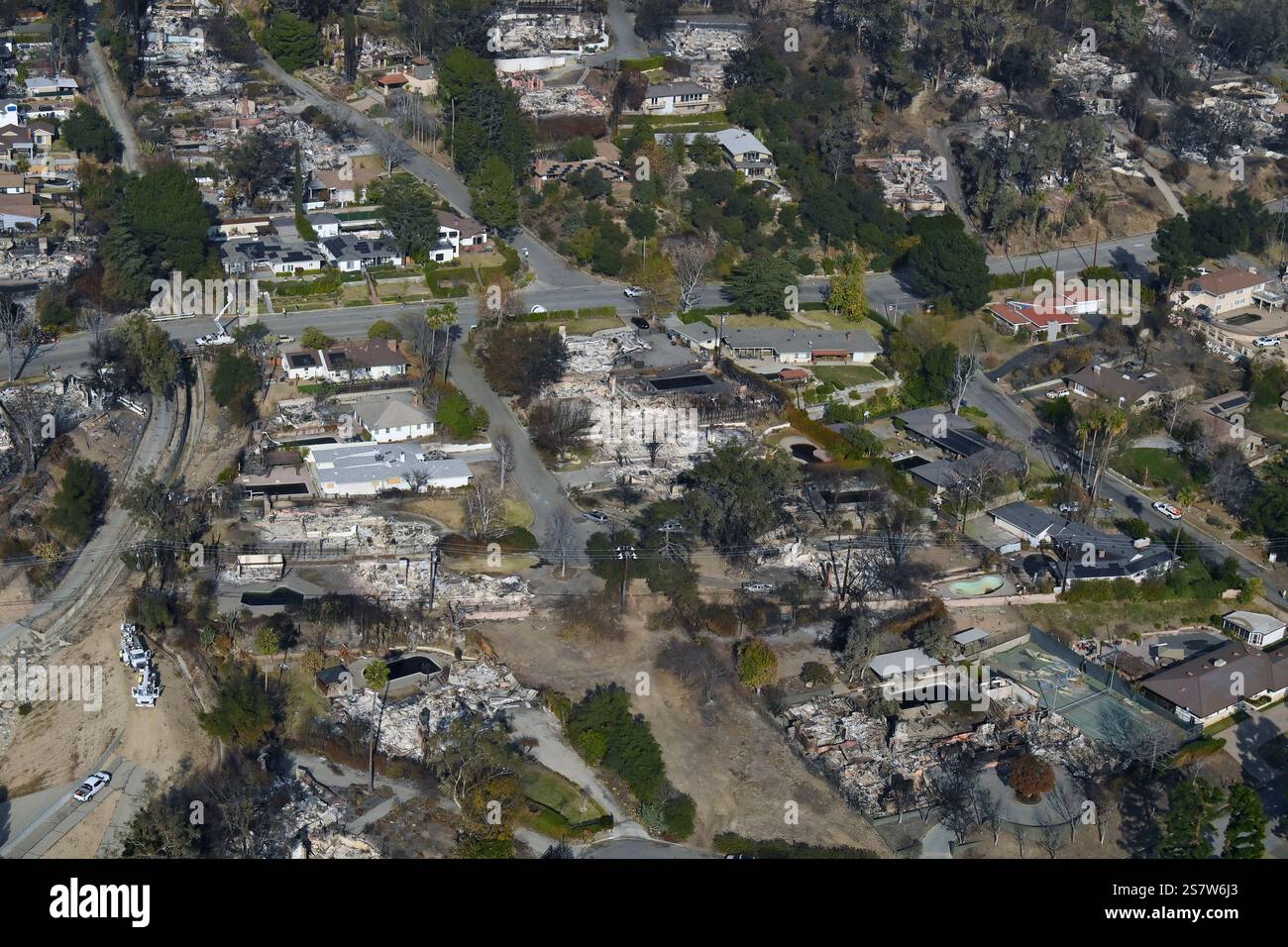 Los Angeles, États-Unis. 19 janvier 2025. Des maisons brûlées dans l'incendie d'Eaton à Altadena, en Californie, sont visibles dans cette vue aérienne près de maisons qui n'ont pas été touchées le dimanche 19 janvier 2025. Le gouverneur Gavin Newsom déploie des moyens supplémentaires de lutte contre les incendies, car deux incendies majeurs ne sont toujours pas endigués dans la région de Los Angeles avec des avertissements de drapeau rouge émis pour lundi. Photo de Jim Ruymen/UPI crédit : UPI/Alamy Live News Banque D'Images