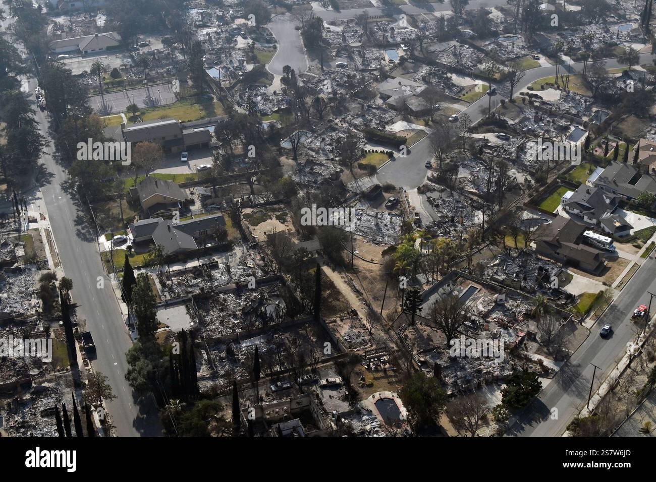 Los Angeles, États-Unis. 19 janvier 2025. Des maisons brûlées dans l'incendie d'Eaton à Altadena, en Californie, sont visibles dans cette vue aérienne près de maisons qui n'ont pas été touchées le dimanche 19 janvier 2025. Le gouverneur Gavin Newsom déploie des moyens supplémentaires de lutte contre les incendies, car deux incendies majeurs ne sont toujours pas endigués dans la région de Los Angeles avec des avertissements de drapeau rouge émis pour lundi. Photo de Jim Ruymen/UPI crédit : UPI/Alamy Live News Banque D'Images