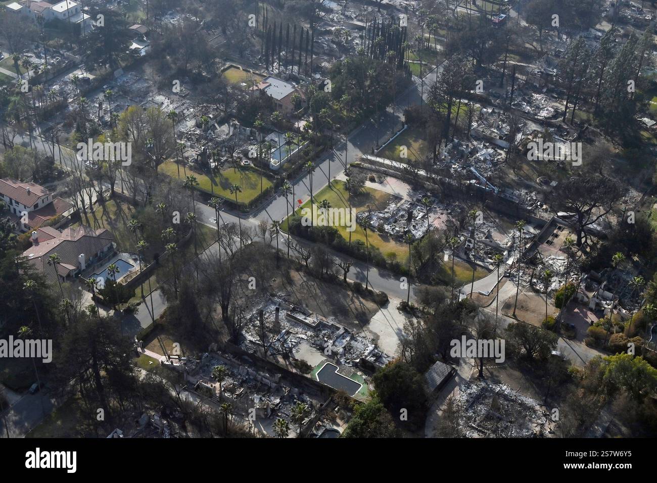 Los Angeles, États-Unis. 19 janvier 2025. Des maisons brûlées dans l'incendie d'Eaton à Altadena, en Californie, sont visibles dans cette vue aérienne près de maisons qui n'ont pas été touchées le dimanche 19 janvier 2025. Le gouverneur Gavin Newsom déploie des moyens supplémentaires de lutte contre les incendies, car deux incendies majeurs ne sont toujours pas endigués dans la région de Los Angeles avec des avertissements de drapeau rouge émis pour lundi. Photo de Jim Ruymen/UPI crédit : UPI/Alamy Live News Banque D'Images