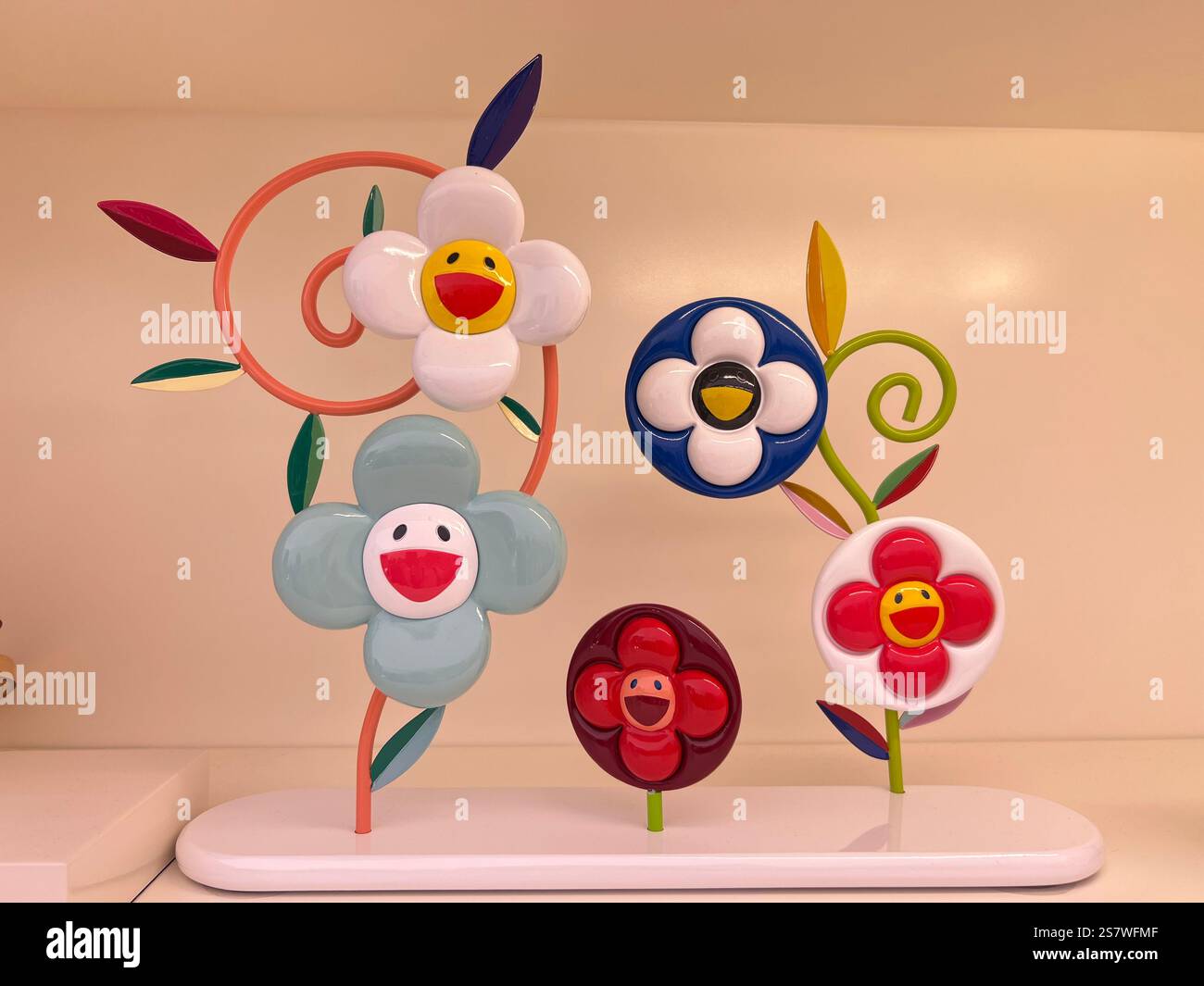 L'affichage Happy Flowers de Takashi Murakami présente des marguerites aux couleurs vives avec des visages d'expression souriants. Pièce d'art très chère pour l'investissement. - Image de stock capturée avec un smartphone