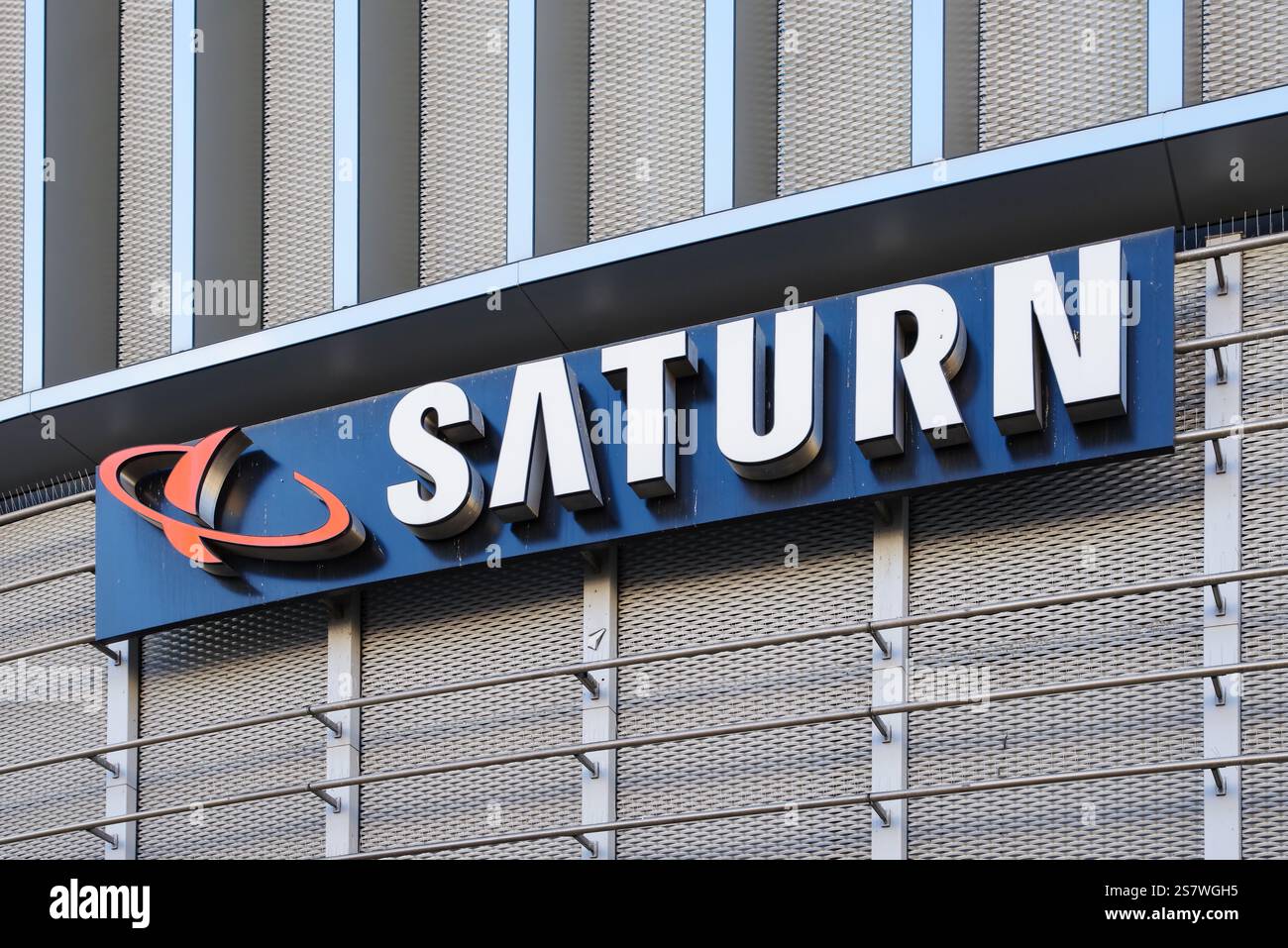 Francfort, Allemagne, 19 janvier 2025 : logo Saturn sur la façade de Skyline Plaza à Francfort-sur-le-main Banque D'Images