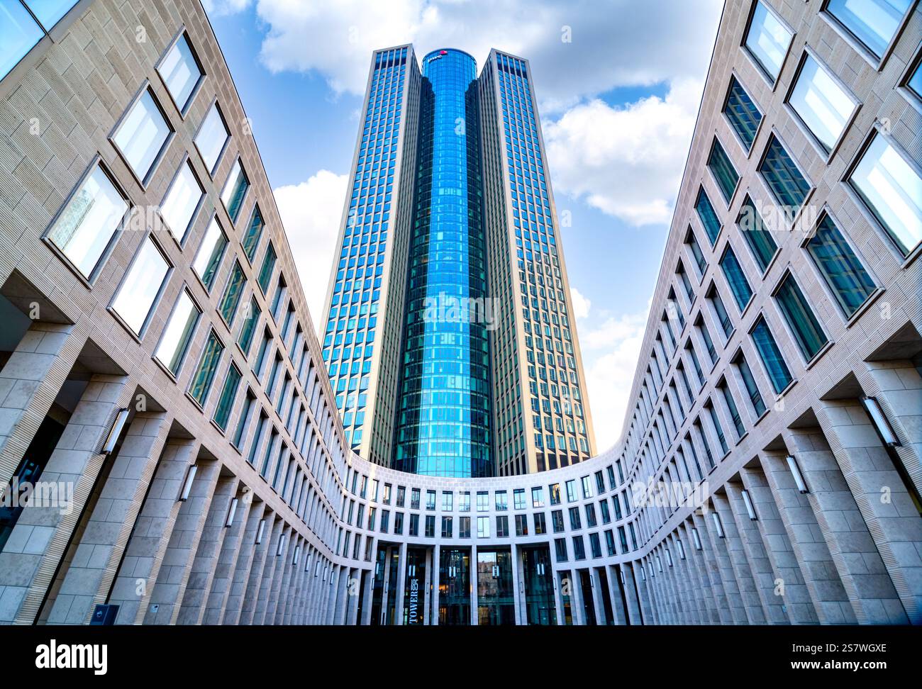 Francfort-sur-le-main, Allemagne, 19.01.2025 : une vue panoramique sur les gratte-ciels modernes Tower 185 dans le centre de la ville Banque D'Images