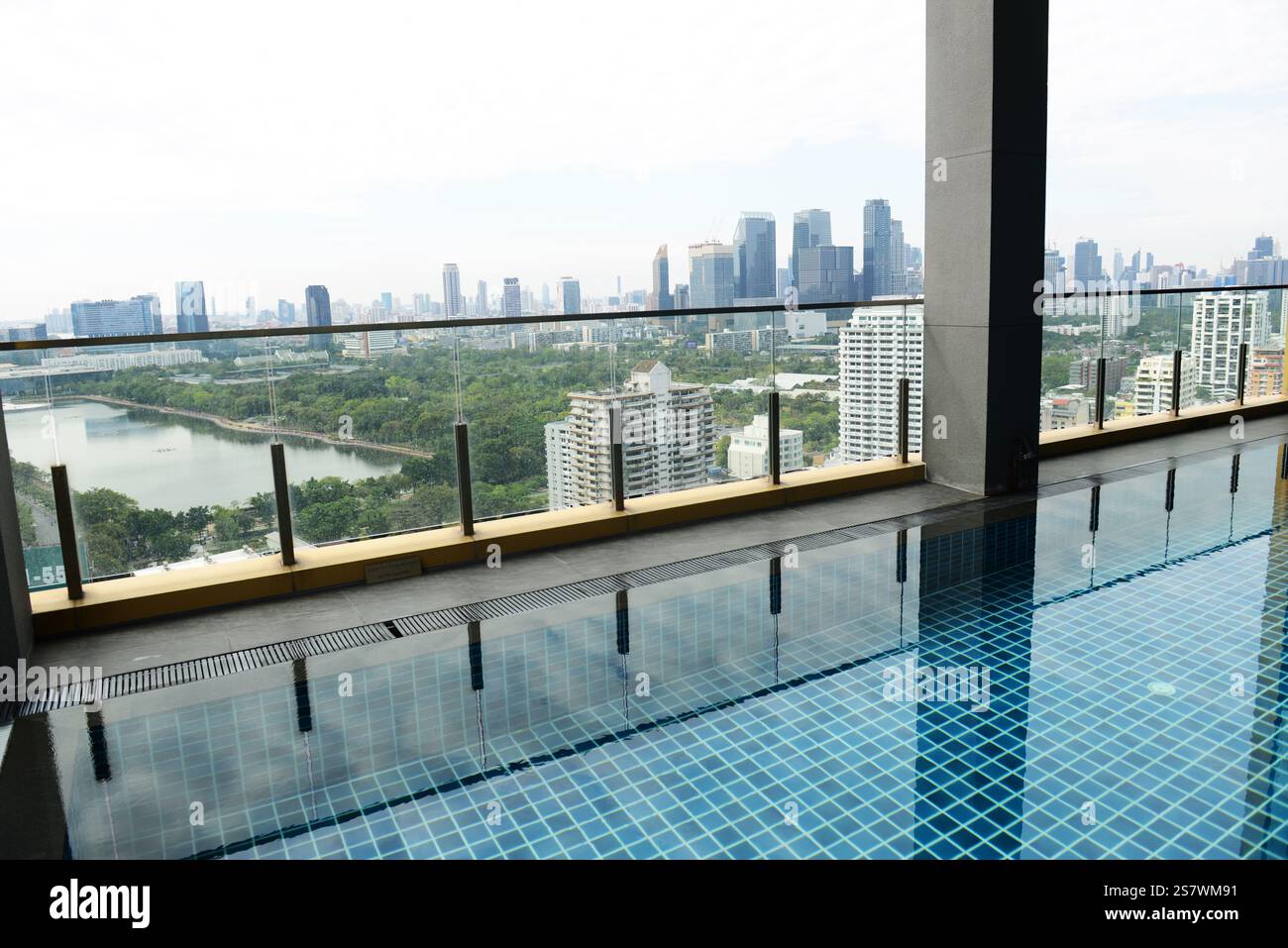 La piscine sur le toit de l'hôtel Solaria Nishitetsu sur Sukhumvit Road à Bangkok, Thaïlande. Banque D'Images