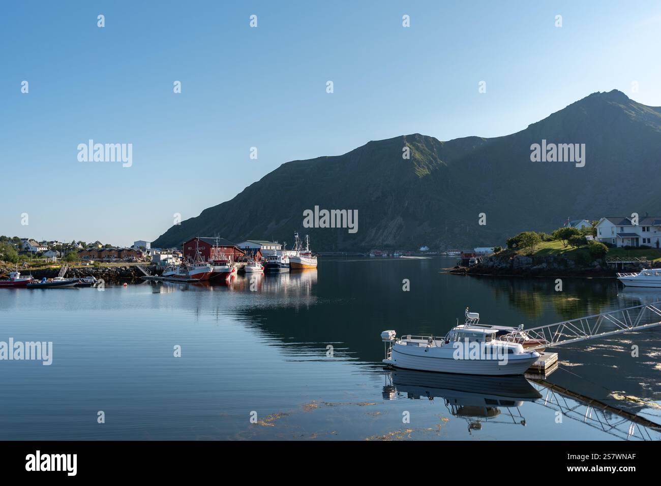 Paysage et port de pêche au lac Reinesjøen, Ballstad, Lofoten, Norvège, Europe Banque D'Images