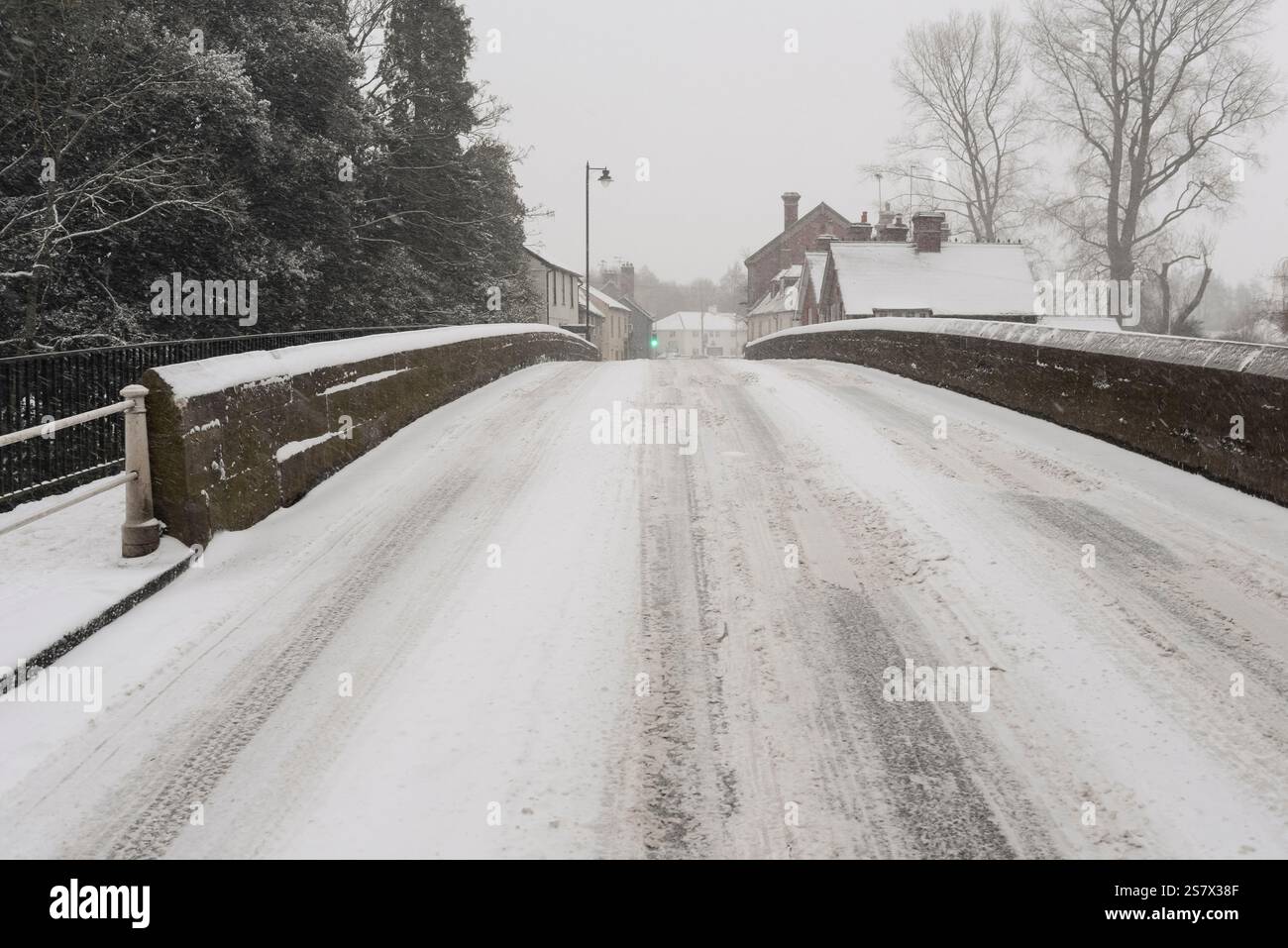 Bridge Street, Fordingbridge, dans la neige, village, ville, Angleterre, hiver, 'la bête de l'est', 2018. Banque D'Images