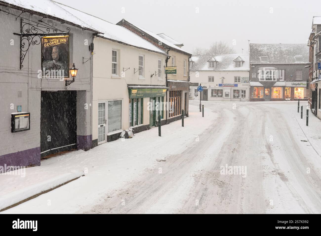 Rue haute dans la neige, village, ville, Angleterre, hiver, 'bête de l'est', 2018. Banque D'Images