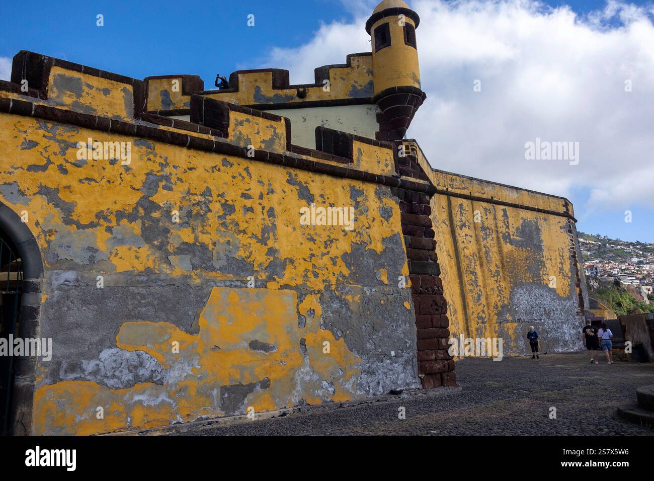 Sao Tiago forteresse surplombant la mer sur la côte de Funchal Madère Portugal Banque D'Images