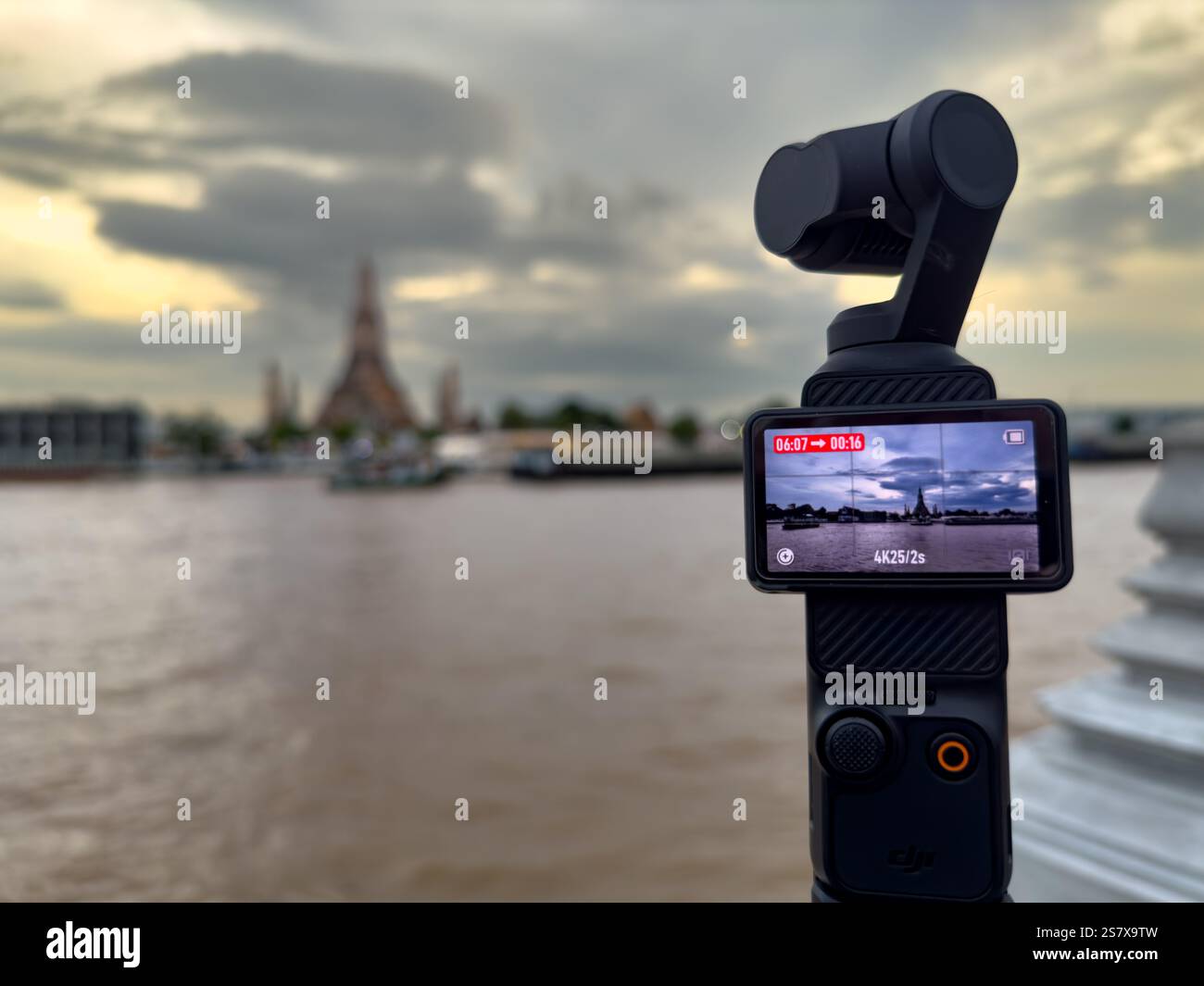 Une caméra de poche est installée sur un trépied, capturant un timelapse de l'emblématique Wat Arun, le temple de l'aube, à Bangkok, en Thaïlande. L'écran de l'appareil photo est en mode Banque D'Images
