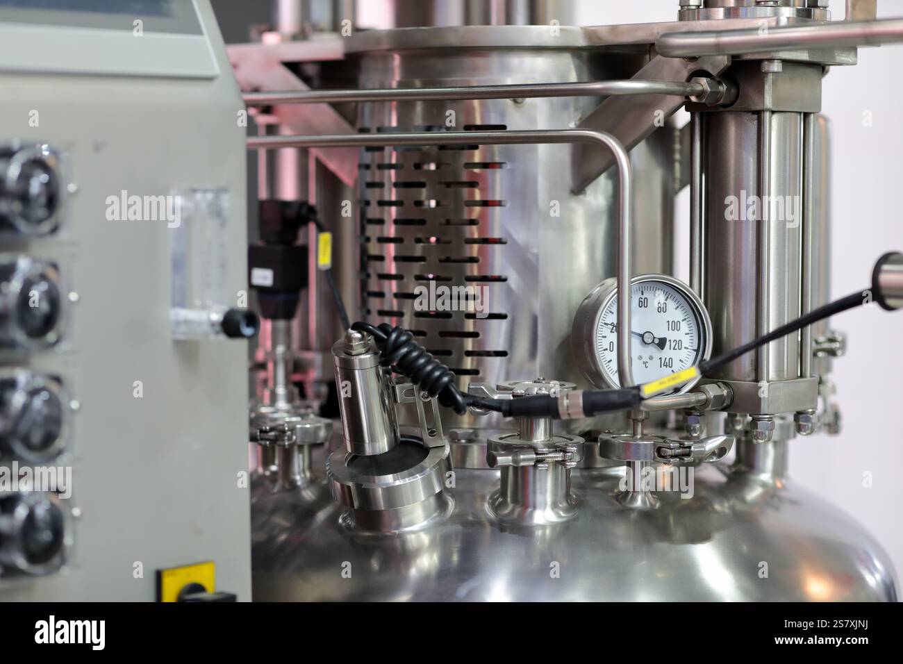 Réacteur industriel en acier inoxydable avec jauge de température dans l'usine pharmaceutique. Mise au point sélective. Banque D'Images