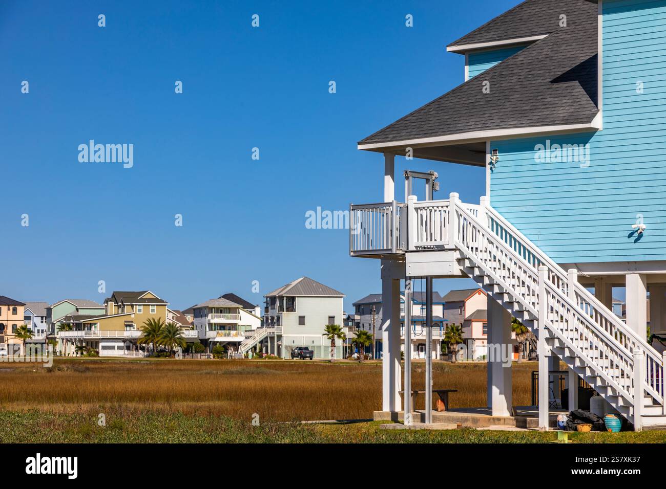 Maisons sur pilotis sur Tiki Island, Galveston, Texas, États-Unis Banque D'Images