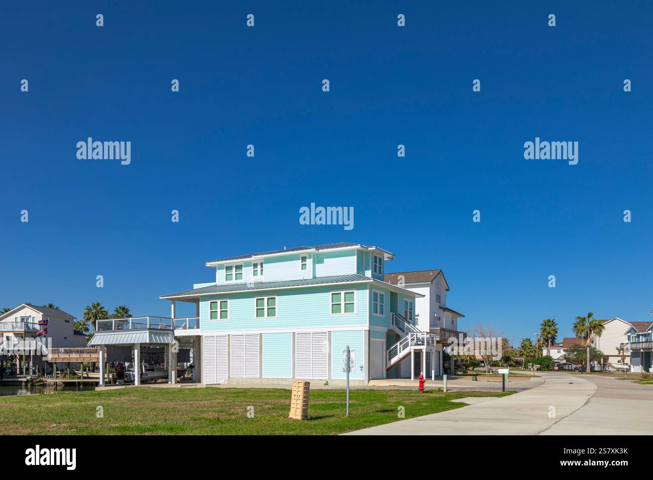 Maisons sur pilotis sur Tiki Island, Galveston, Texas, États-Unis Banque D'Images