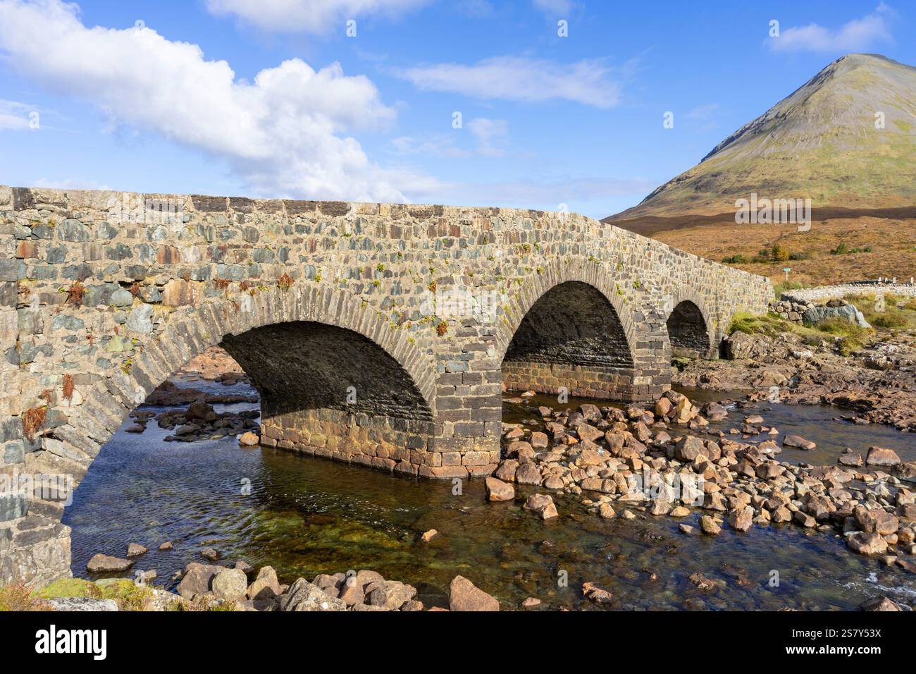 Sligachan Skye - Sligachan vieux pont sur la rivière Sligachan à Glen Sligachan sur l'île de Skye Highlands et îles Écosse Royaume-Uni GB Europe Banque D'Images