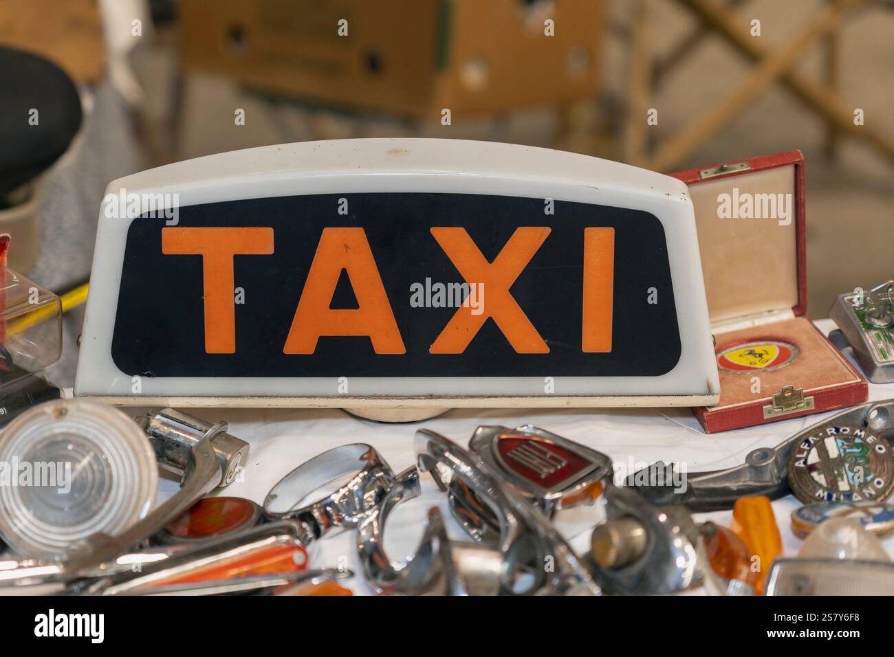 Enseigne de taxi vintage à vendre sur un marché de stands de souvenirs, parfait pour les collectionneurs de souvenirs et les amateurs de décoration de culture urbaine Banque D'Images