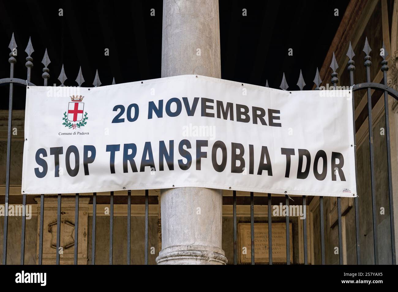 Bannière contre la transphobie accrochée à la Loggia del Consiglio, promouvant l’inclusion et l’acceptation. Padoue, Vénétie, Italie, Europe, Union européenne, UE Banque D'Images