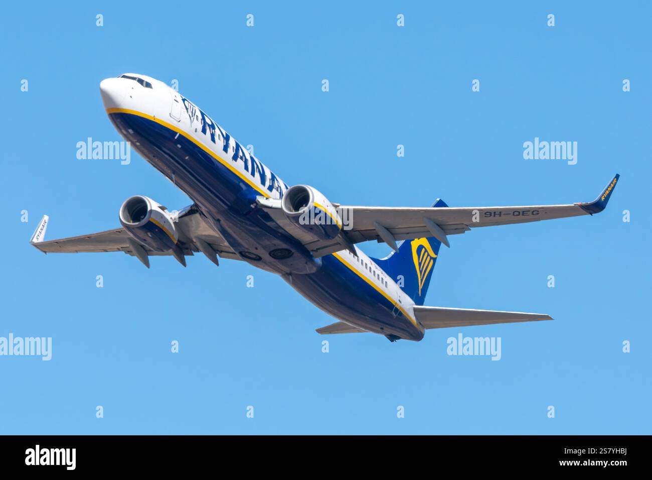 Aeropuerto de Gran Canaria, Gando. Turismo en las Islas Canarias. Avión de Línea Boeing 737 de la aerolínea de bajo coste Malta Air con librea de Ryan Banque D'Images