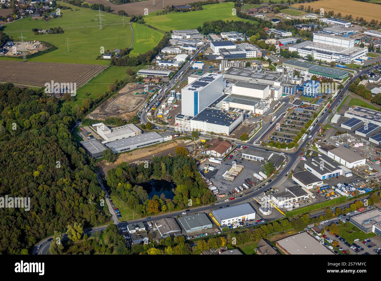 Vue aérienne, zone industrielle Doktor-Berns-Straße, bâtiment de la société Moers Frischeprodukte GmbH, chantier à Pferdsweide, derrière LM Logistics Banque D'Images
