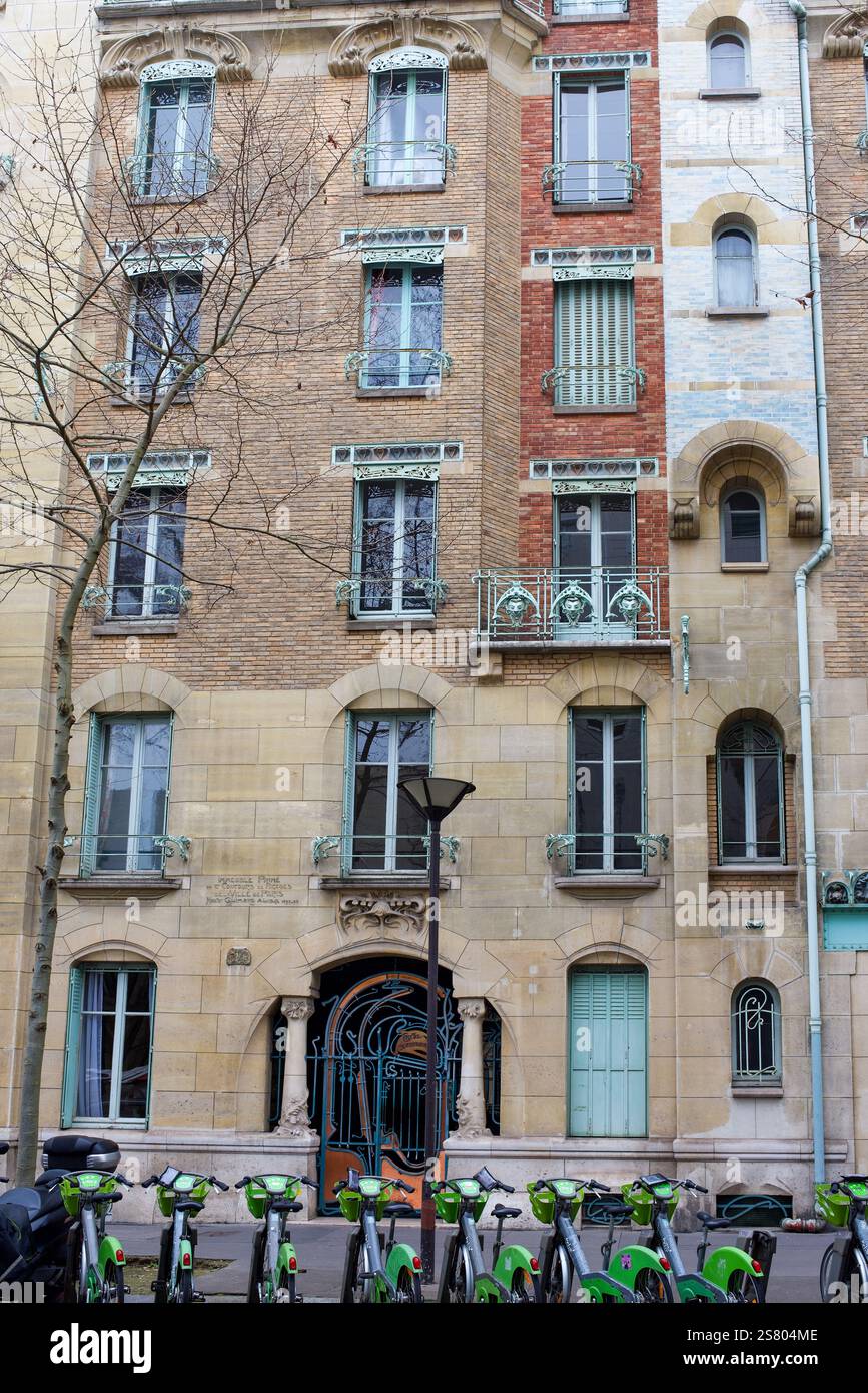 Paris, France, 01.17.2025 belle façade du bâtiment Castel Béranger dans le 16ème arrondissement de Paris Banque D'Images