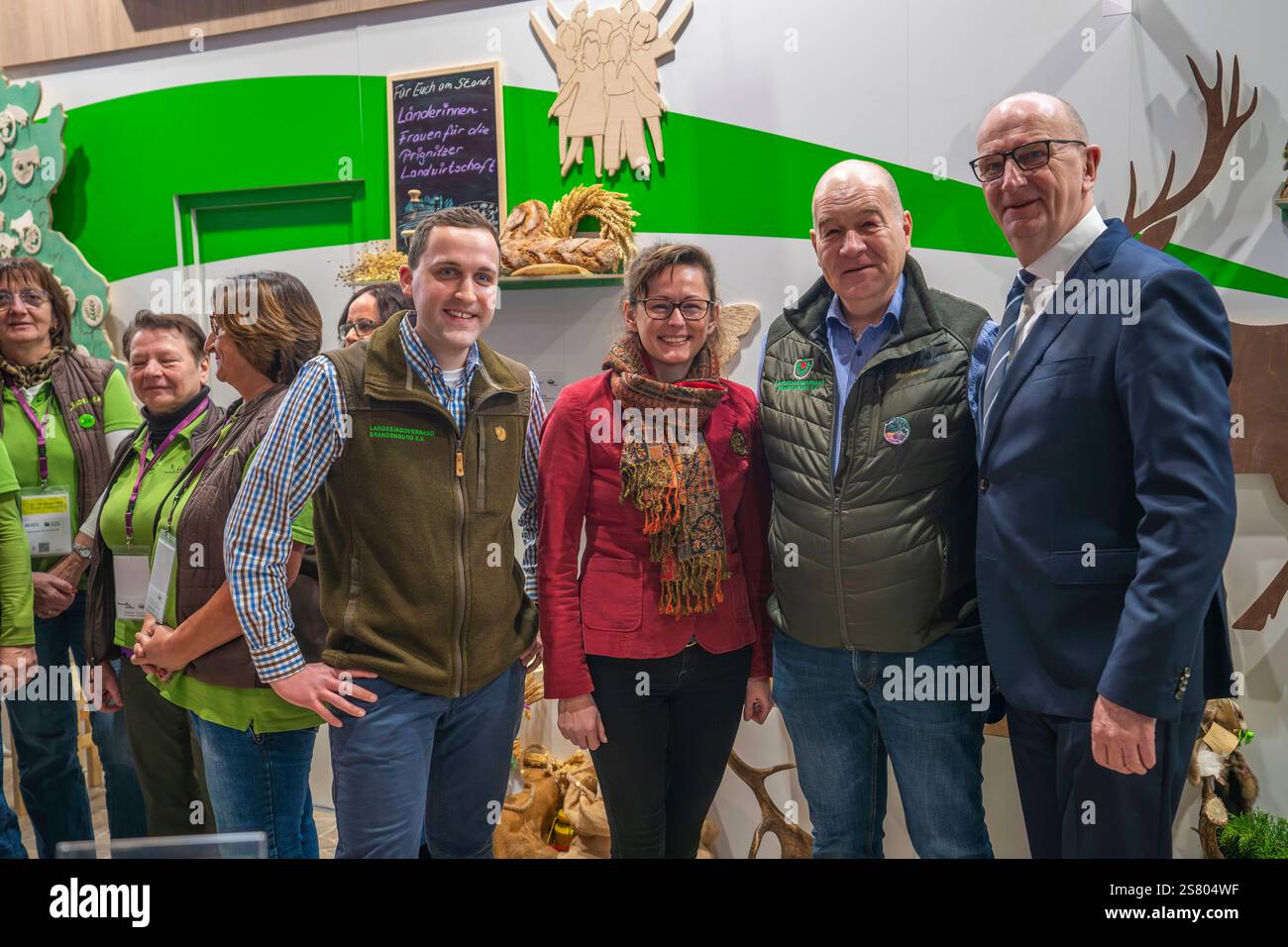 Der Brandenburger Ministerpräsident Dr Dietmar Woidke rechts und die Brandenburger Landwirtschaftsministerin Hanka Mittelstädt Bildmitte am stand des Landesjagdverbandes Brandenburg auf der 89. Internationalen Grünen Woche auf dem Gelände der Messe Berlin in Berlin-Charlottenburg. *** Dr Dietmar Woidke, ministre-président du Brandebourg, à droite, et Hanka Mittelstädt, ministre de l'agriculture du Brandebourg, au centre, sur le stand de l'Association de chasse de l'État du Brandebourg lors de la 89e semaine verte internationale au centre des expositions de Berlin à Charlottenburg Banque D'Images