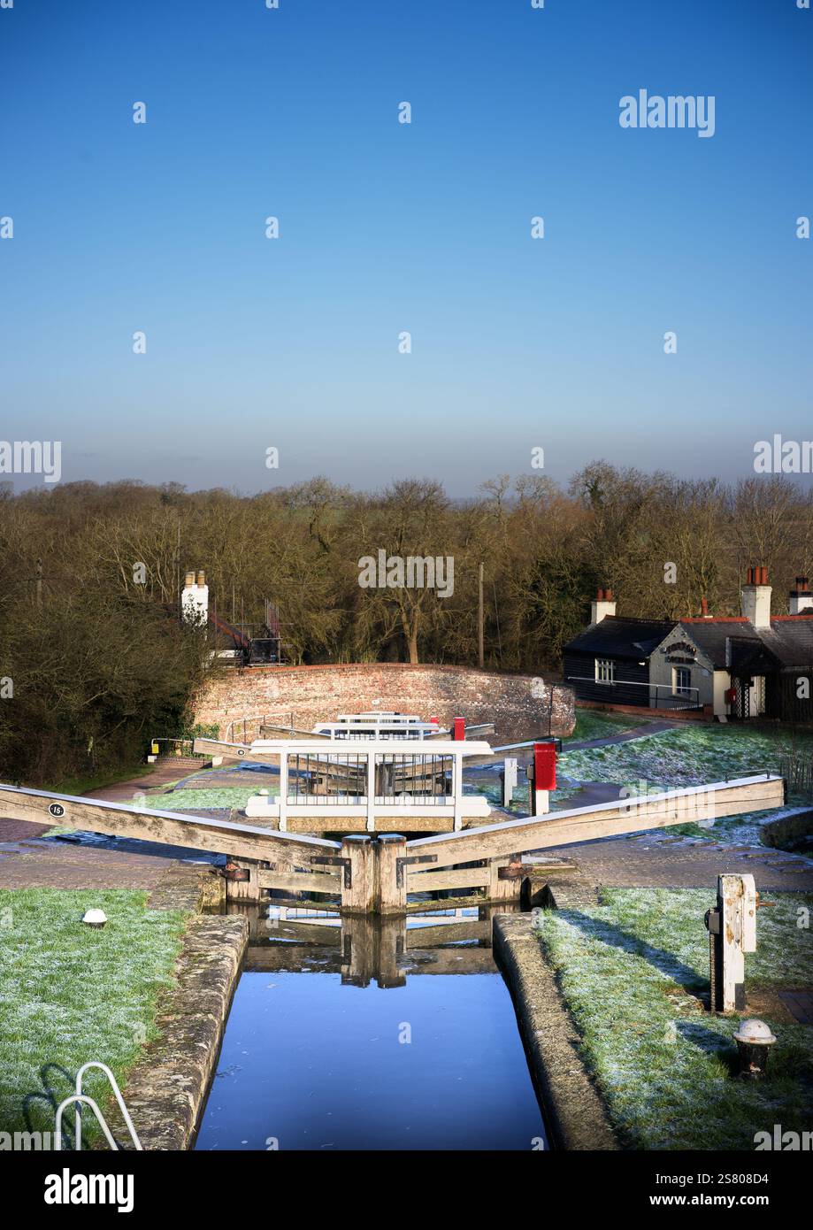 Verrous de fond aux verrous de Foxton, le plus long escalier d'écluses en Grande-Bretagne, par une journée d'hiver glaciale. Banque D'Images