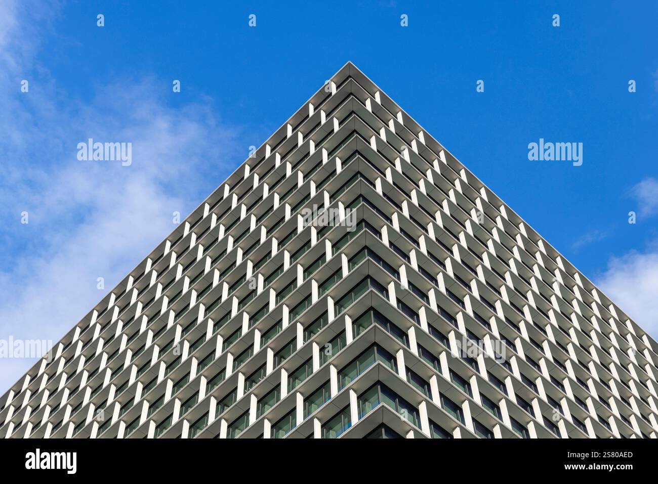 Façade de bâtiment moderne avec motif géométrique répétitif Banque D'Images