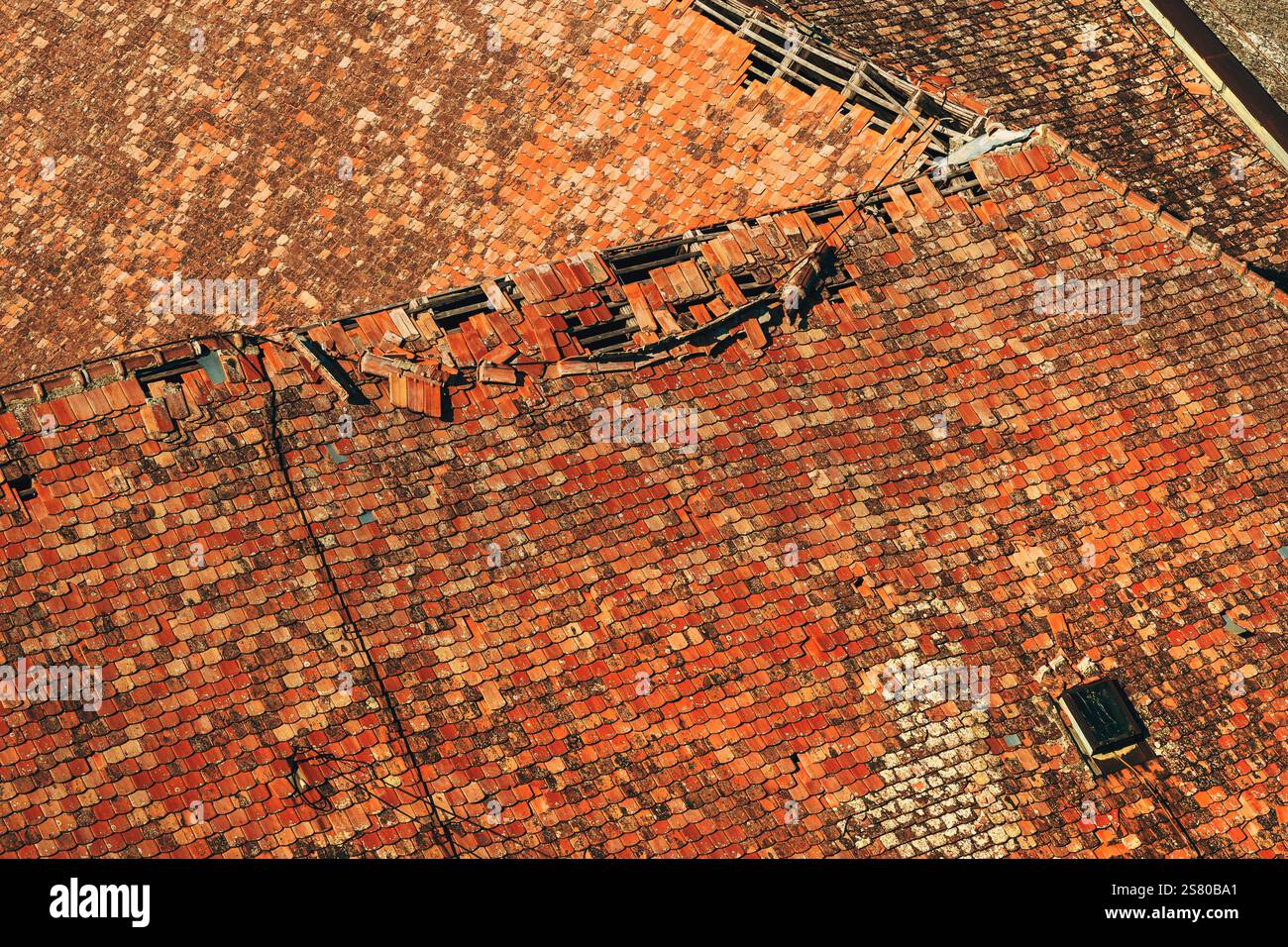 Texture de et vieux toit ruiné, surface de tuile de toit vintage usée comme arrière-plan, vue à angle élevé Banque D'Images