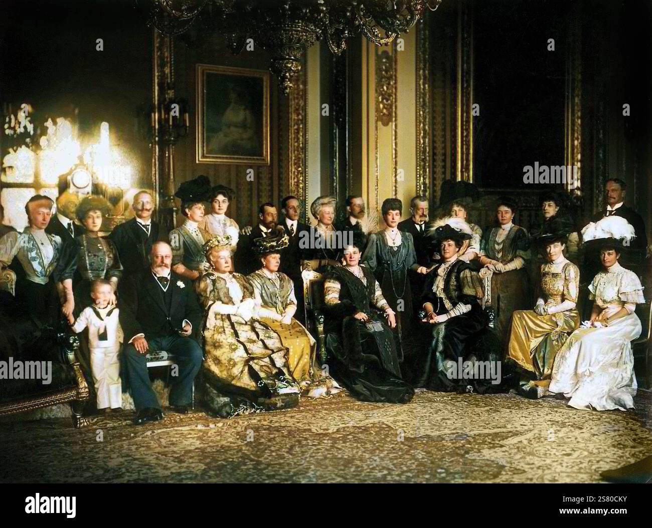 Photo de groupe de la famille royale anglaise avec des invités royaux internationaux au château de Windsor, au pays de Galles, en 1907. Rangée du bas à partir de la gauche : Prince Olaf de Norvège, roi Édouard VII de Grande-Bretagne, infante Isabelle d'Espagne, princesse Béatrice de Battenberg, grande-duchesse Maria de Russie, reine Amélie du Portugal, duchesse Hélène d'Aoste, princesse Marie-Immaculée de Saxe. Deuxième rangée : la duchesse Louise de Fife, le duc Arthur de Connaught, la reine Maud de Norvège, l'empereur Guillaume II, Mary, princesse de Galles (future reine Mary d'Angleterre), Banque D'Images