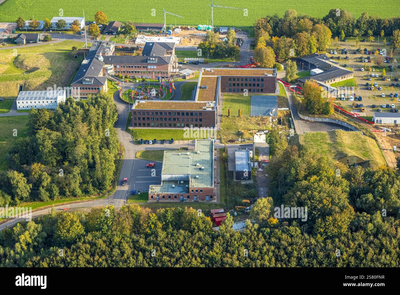 Vue aérienne, caserne Paulsberg base militaire, situation nationale et Centre de commandement pour la sécurité de l'espace aérien, drapeaux dans la cour, Uedemerfeld, Uedem Banque D'Images
