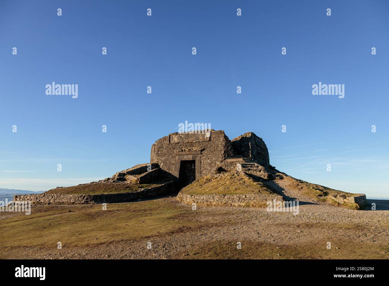La Jubilee Tower au sommet de Moel Famau dans la chaîne de Clwydian, au nord du pays de Galles Banque D'Images