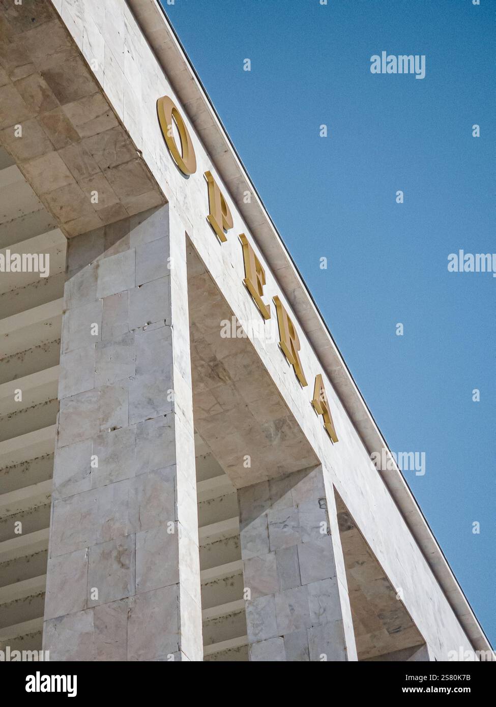 Détail architectural du bâtiment de l'Opéra à Tirana, Albanie, sous un ciel bleu clair. Banque D'Images