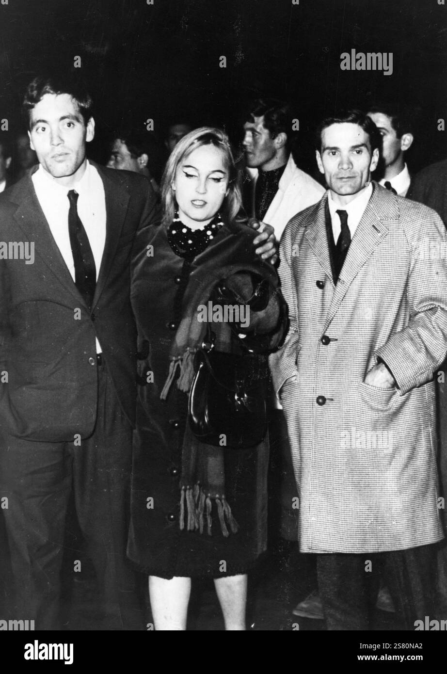 24-11-1961 Roma Archivio Storico Olycom/LaPresse Pier Paolo Pasolini (Bologna, 5 marzo 1922 – Ostia, 2 novembre 1975) è stato un poeta, scrittore, regista, sceneggiatore, attore e drammaturgo italiano, considérato tra i maggiori intellettuali italiani del Novecento. Culturalmente versatile, si distinguse in numerosi campi, lasciando contributi anche come pittore, romanziere, linguista, traduttore e e saggista. Attento osservatore dei cambiamenti della società italiana dal secondo dopoguerra sino alla metà degli anni Setanta, nonché figura a tratti controversa, suscitò spesso forti polemiche e acc Banque D'Images